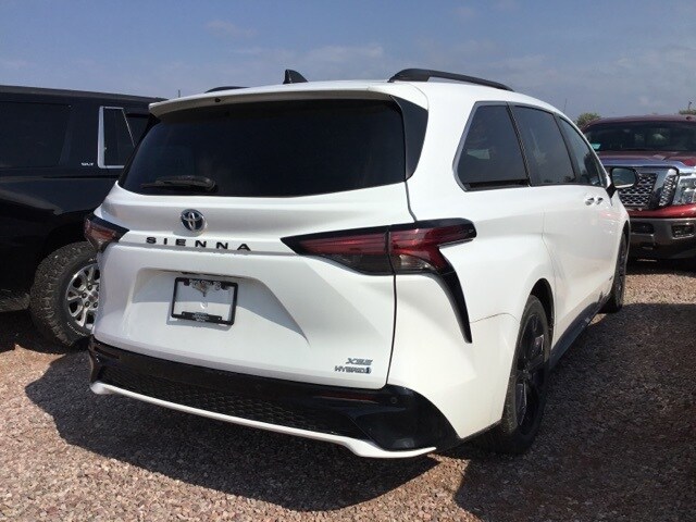 2021 Toyota Sienna XSE photo 2