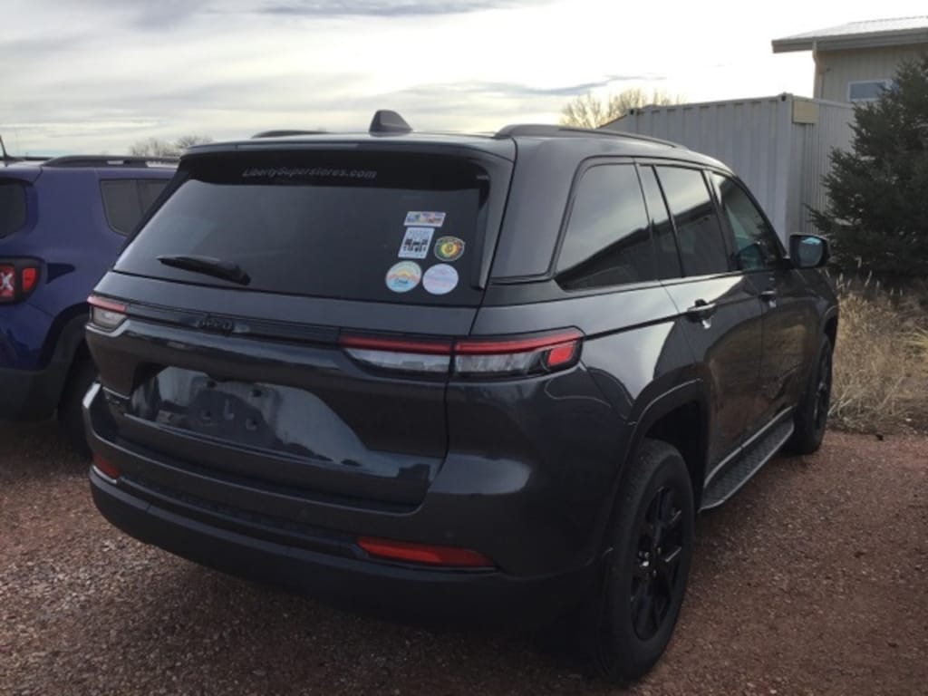 Used 2024 Jeep Grand Cherokee Laredo SUV