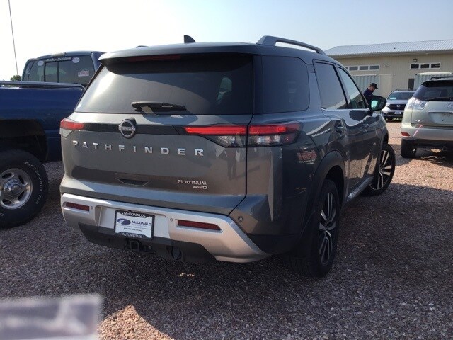 2023 Nissan Pathfinder Platinum photo 2