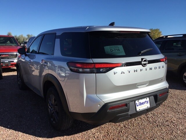 2024 Nissan Pathfinder S photo 2