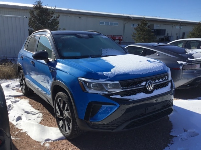 2024 Volkswagen Taos SE Black's photo