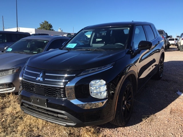 2025 Mitsubishi Outlander ES's photo