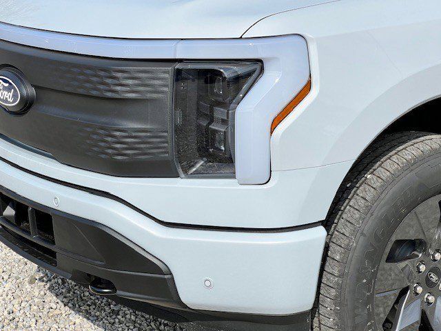 2025 Ford F-150 Lightning Flash - Photo 9