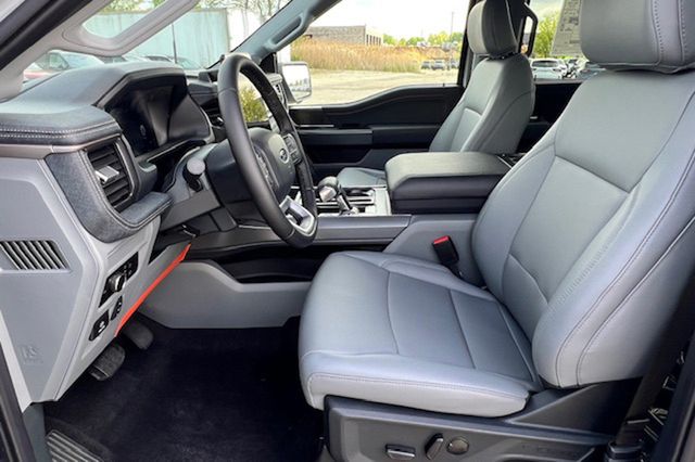 2025 Ford F-150 Lightning Flash - Photo 12