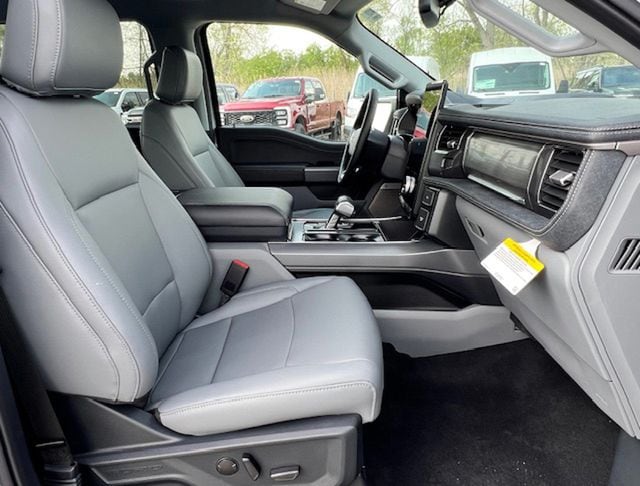 2025 Ford F-150 Lightning Flash - Photo 16