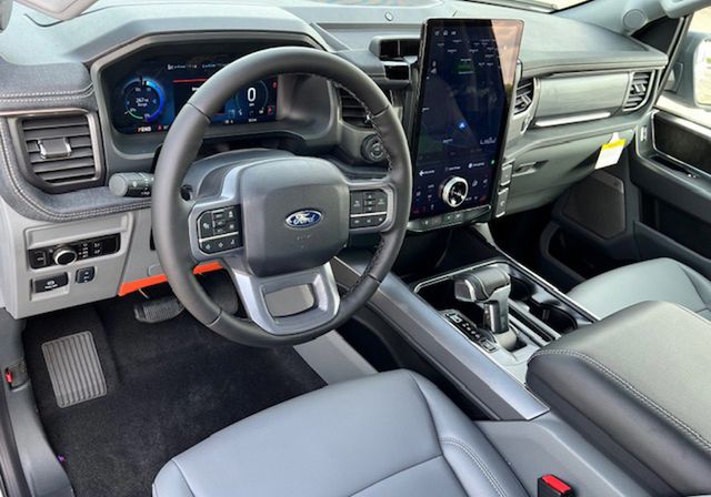 2025 Ford F-150 Lightning Flash - Photo 11