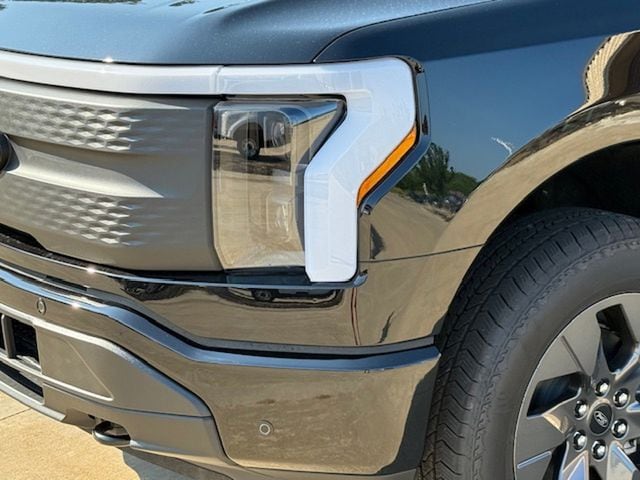 2025 Ford F-150 Lightning Flash - Photo 9