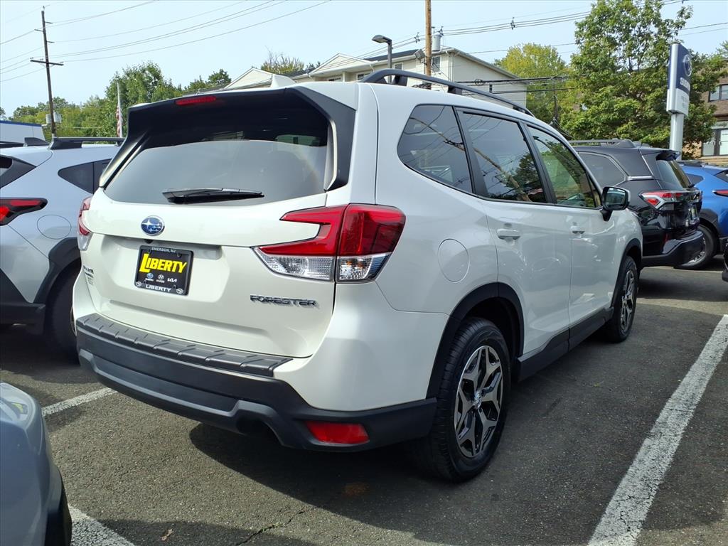 2022 Subaru Forester Premium photo 4