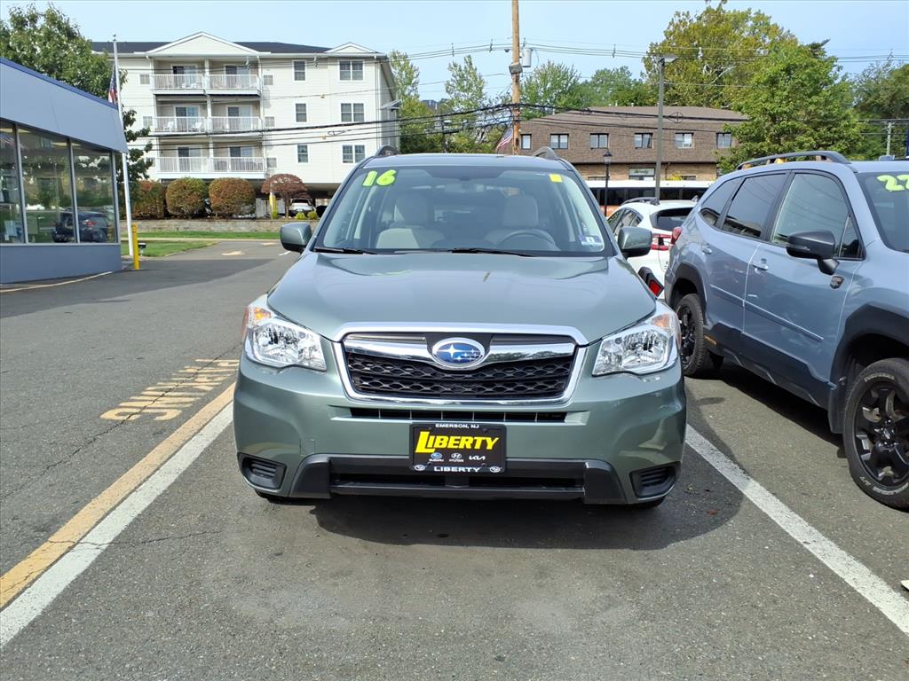 2016 Subaru Forester 2.5i Premium photo 2