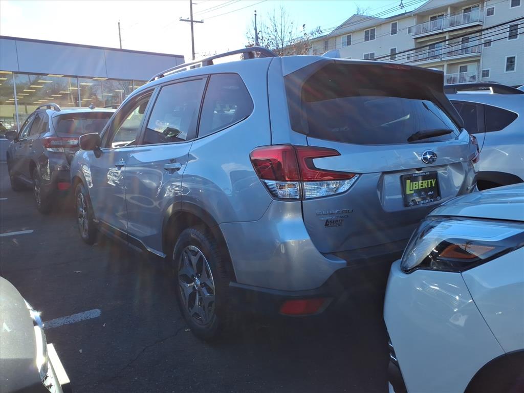 2022 Subaru Forester Premium photo 3