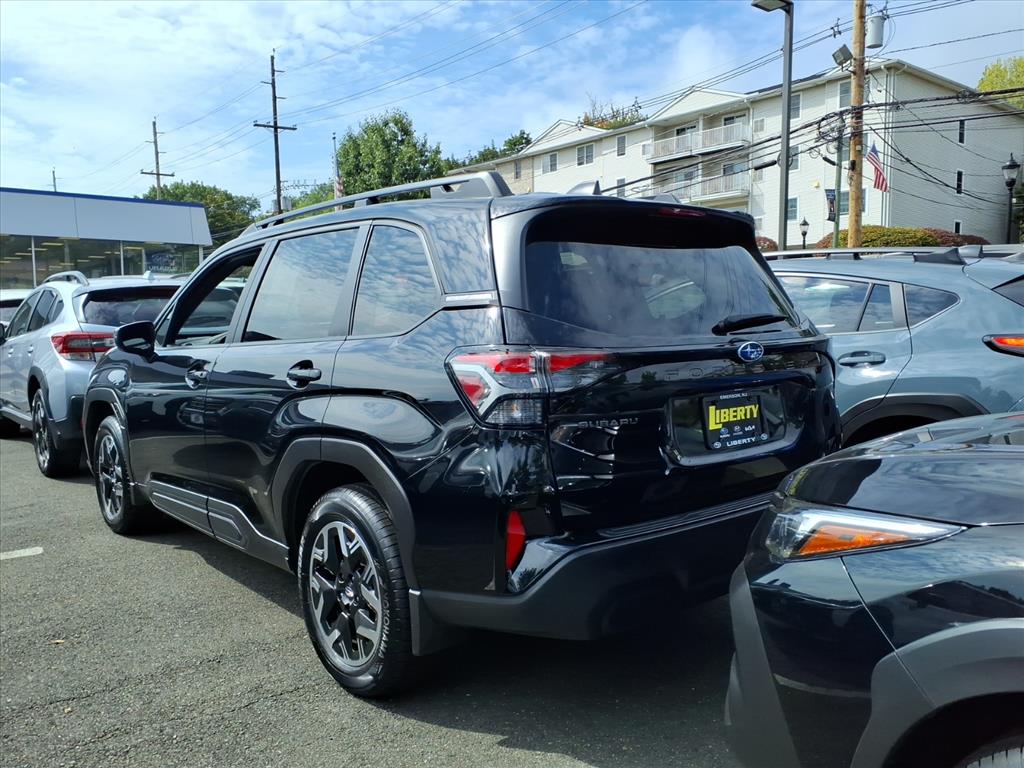 2025 Subaru Forester Premium photo 3