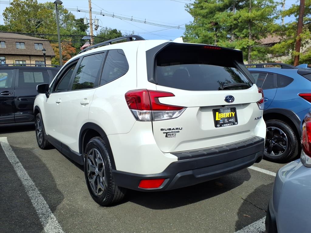 2022 Subaru Forester Premium photo 3