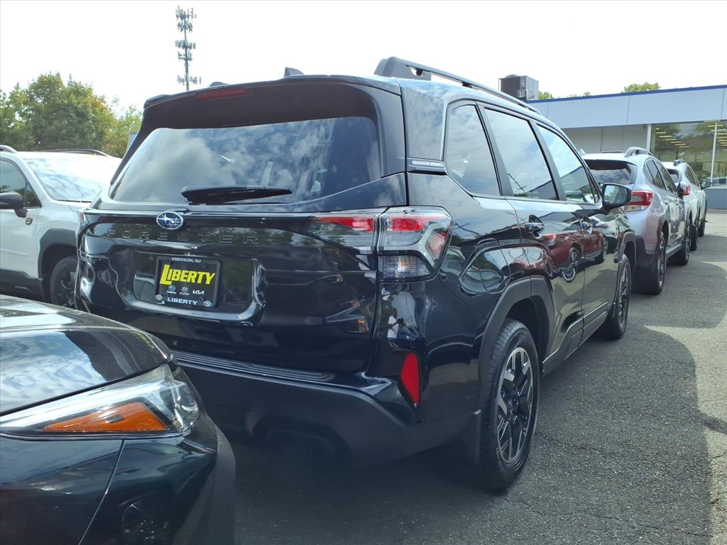 2025 Subaru Forester Premium photo 4