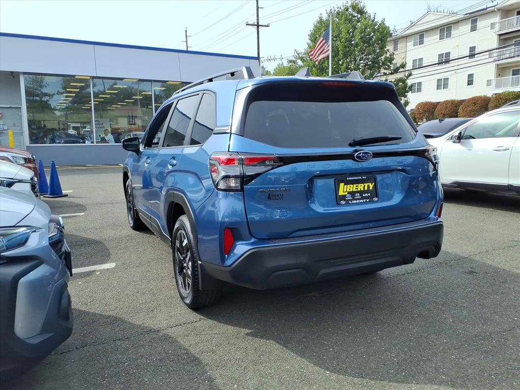 2025 Subaru Forester Premium photo 4
