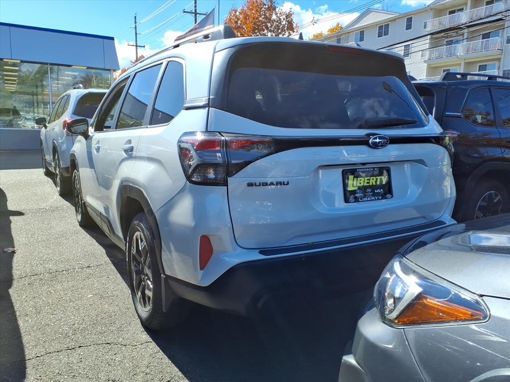 2025 Subaru Forester Premium photo 3