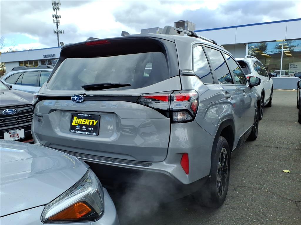 2025 Subaru Forester Premium photo 4
