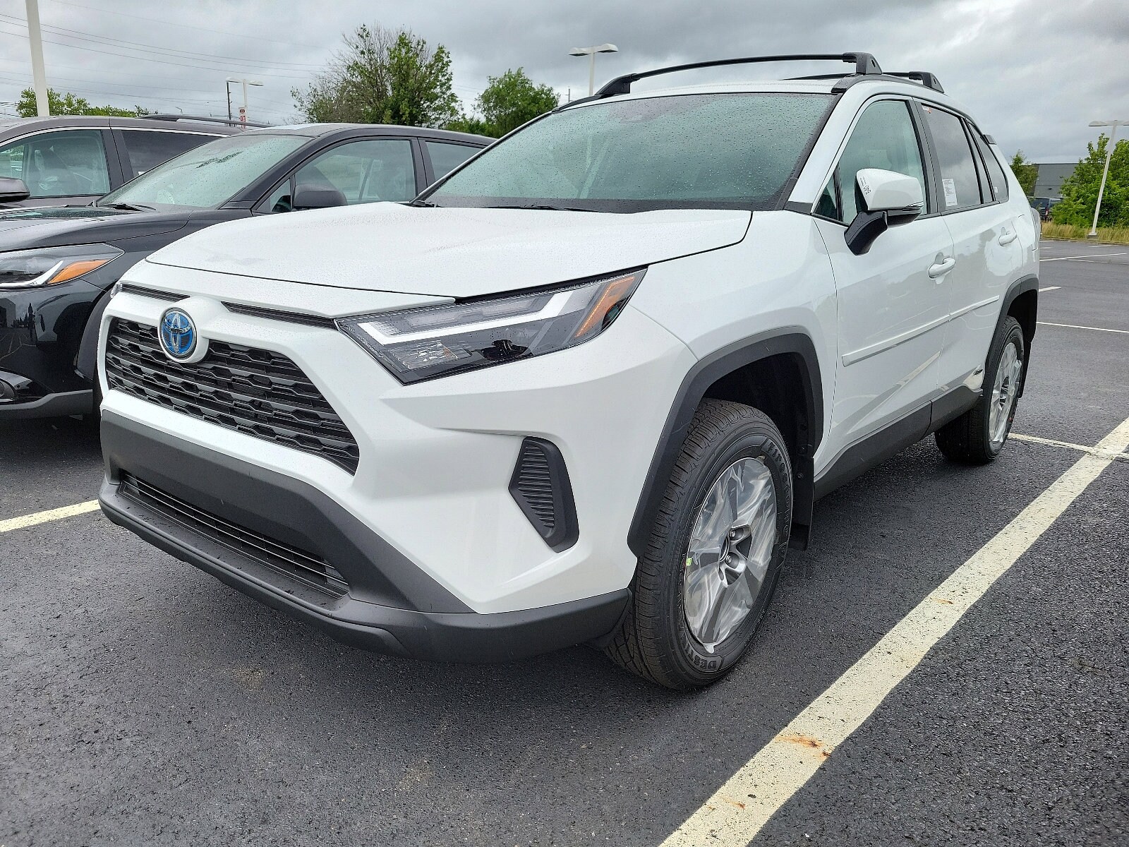 2023 Toyota RAV4 Hybrid XLE photo 3
