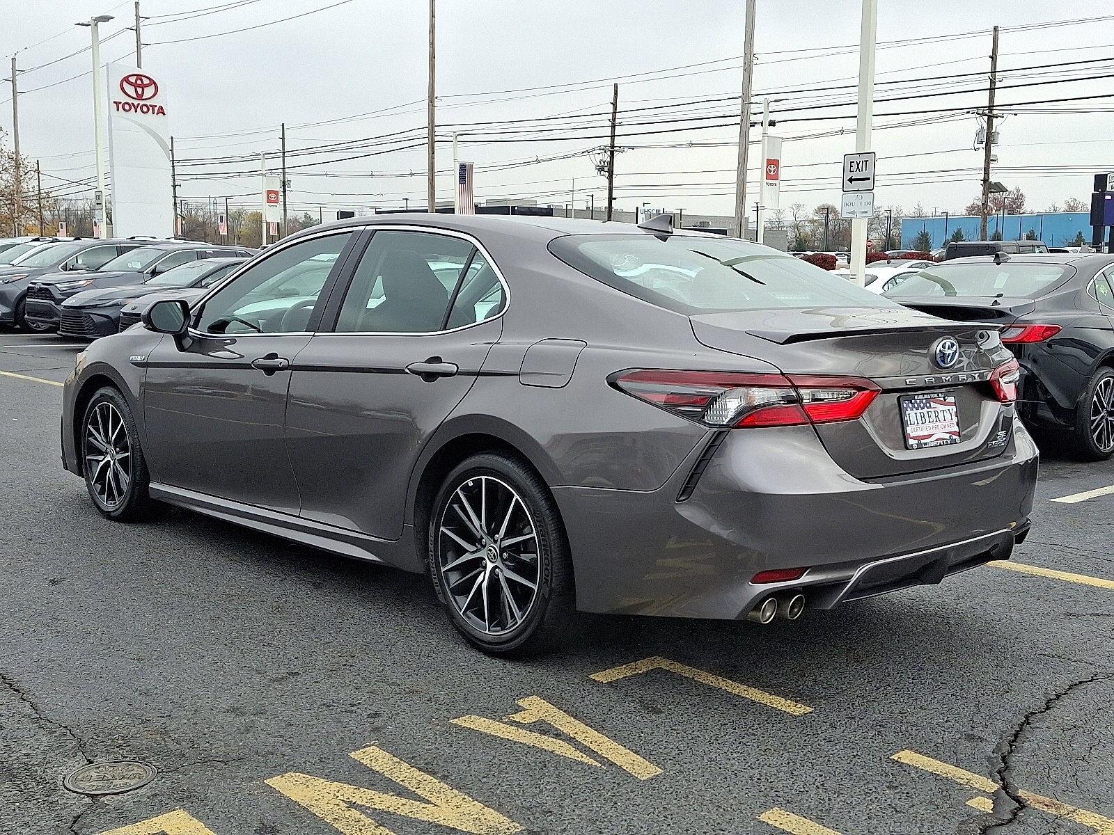 2021 Toyota Camry Hybrid SE photo 4