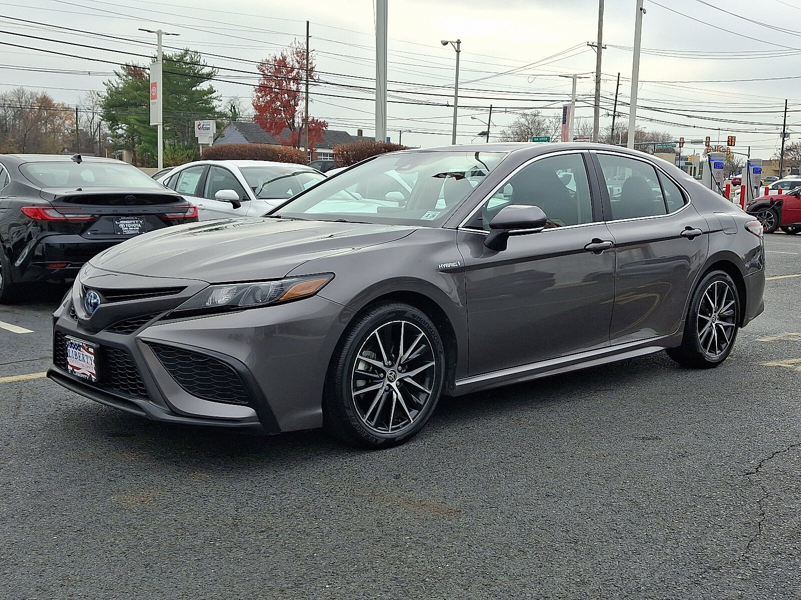 2021 Toyota Camry Hybrid SE photo 3