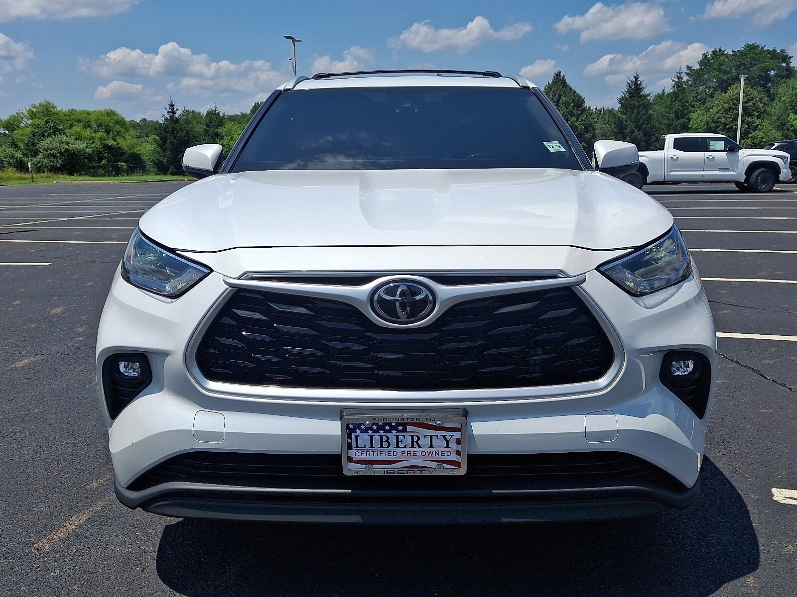2022 Toyota Highlander XLE photo 2