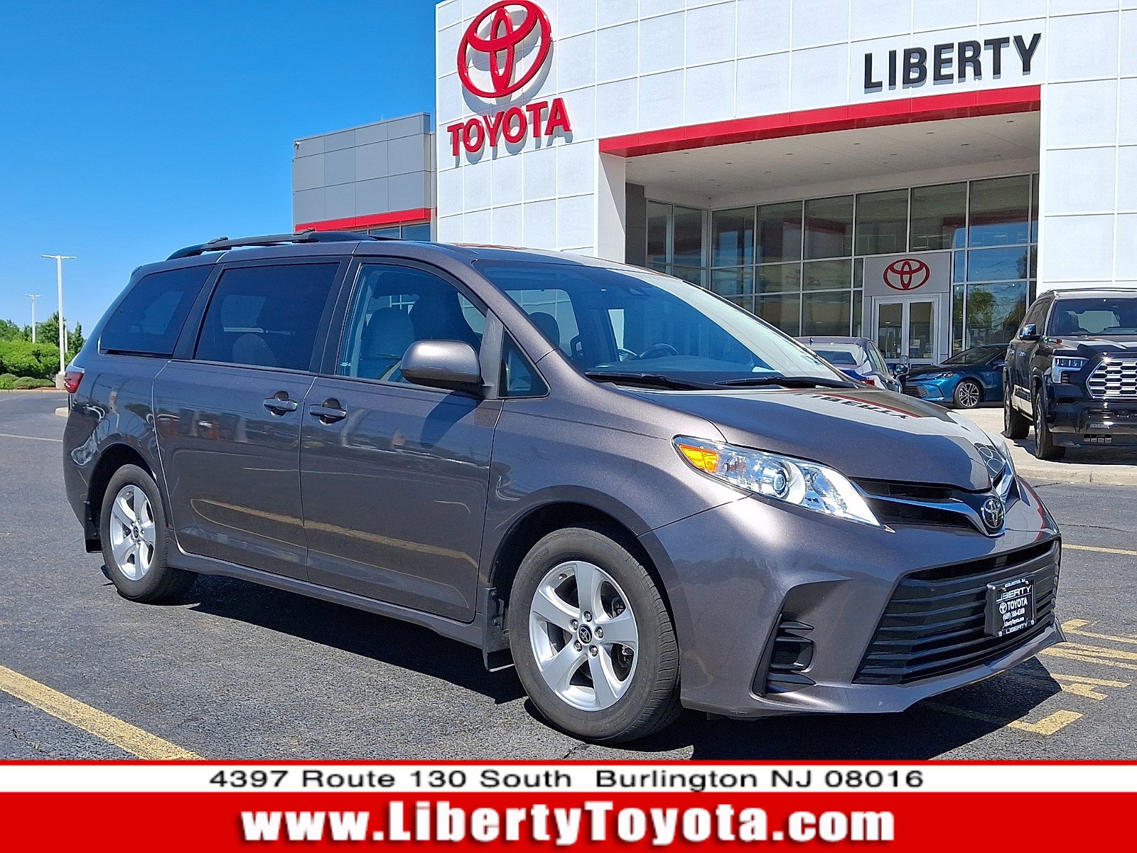 2020 Toyota Sienna LE V6 7-Passenger Access Seat FWD's photo