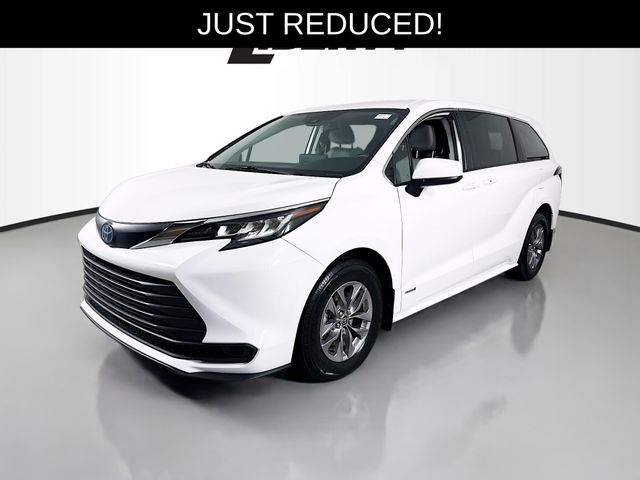 2021 Toyota Sienna LE photo 3