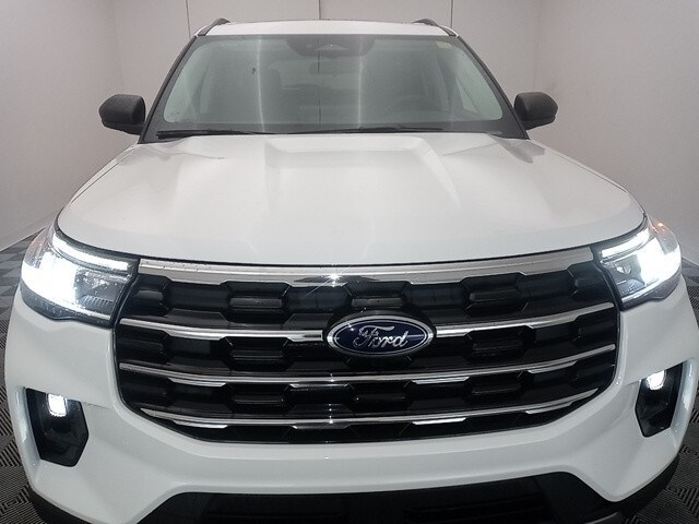 2025 Ford Explorer photo 3