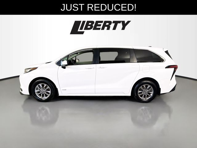 2021 Toyota Sienna LE photo 4