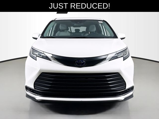 2021 Toyota Sienna LE photo 2