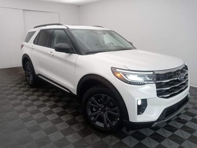 2025 Ford Explorer photo 2