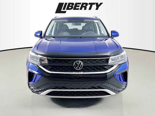 2022 Volkswagen Taos SE photo 2