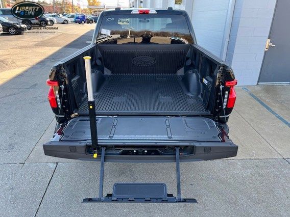 2025 Ford F-150 Lightning Flash - Photo 31