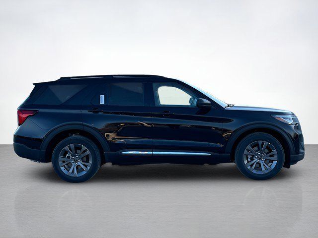 2025 Ford Explorer photo 2