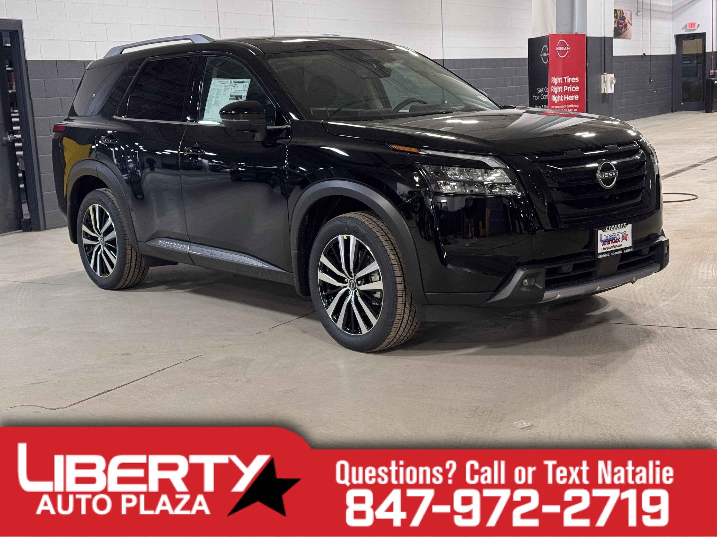 2025 Nissan Pathfinder Platinum's photo