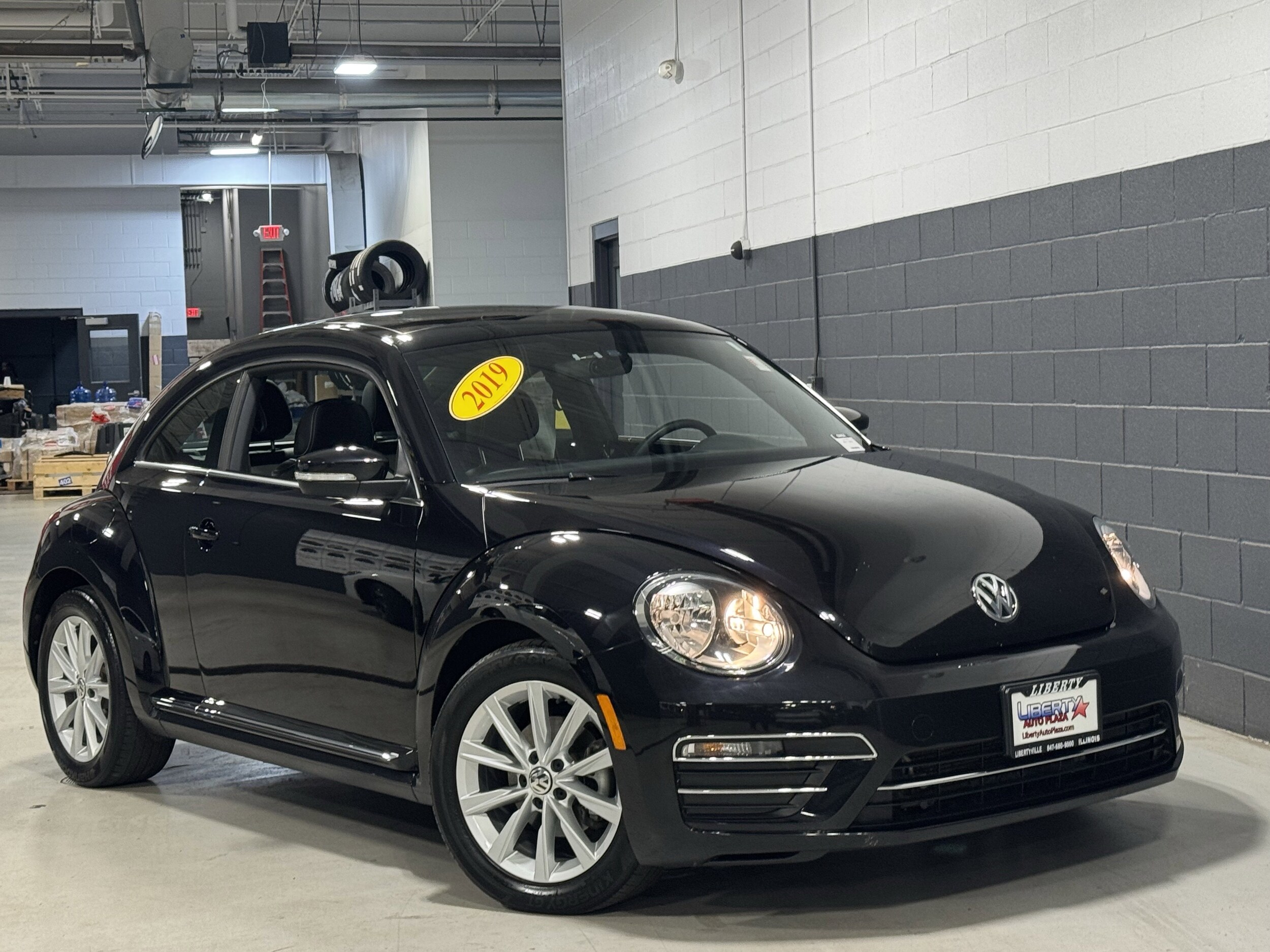 2019 Volkswagen Beetle SE photo 2
