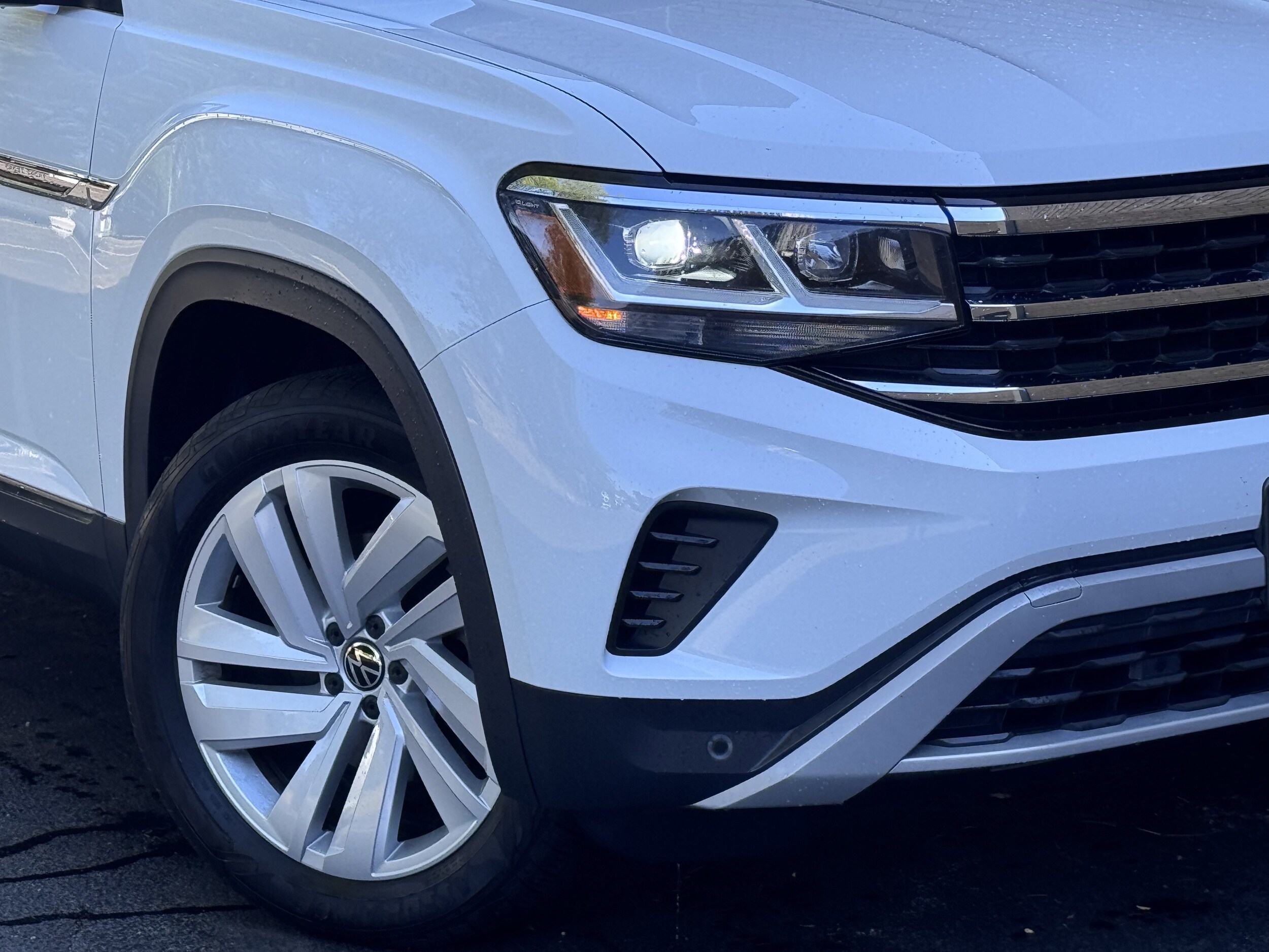 2022 Volkswagen Atlas Cross Sport V6 SE Technology photo 3