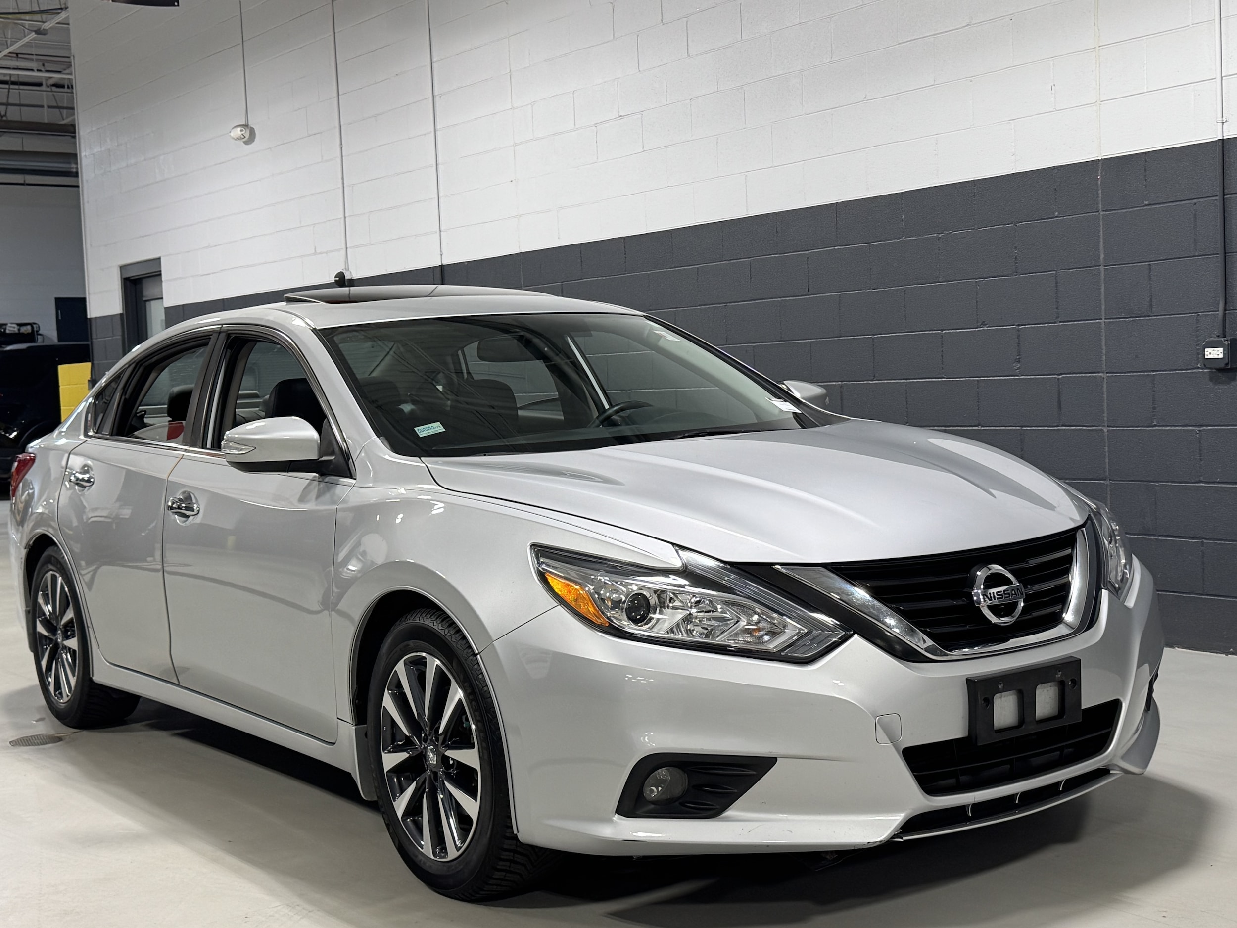 Used 2016 Nissan Altima SL with VIN 1N4AL3AP8GC115730 for sale in Libertyville, IL
