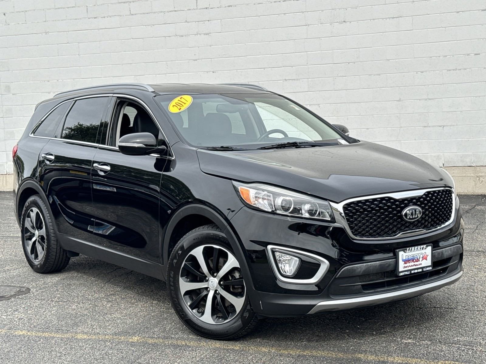 Used 2017 Kia Sorento EX with VIN 5XYPH4A57HG330913 for sale in Libertyville, IL