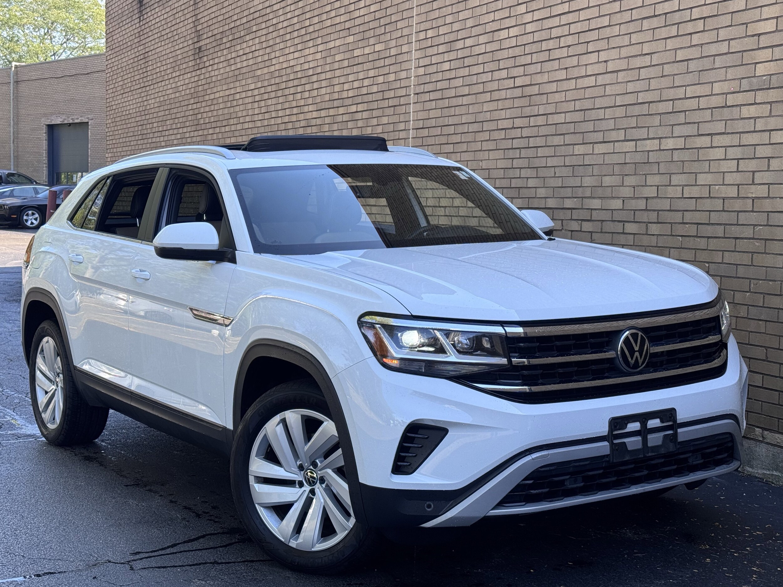 2022 Volkswagen Atlas Cross Sport V6 SE Technology photo 2