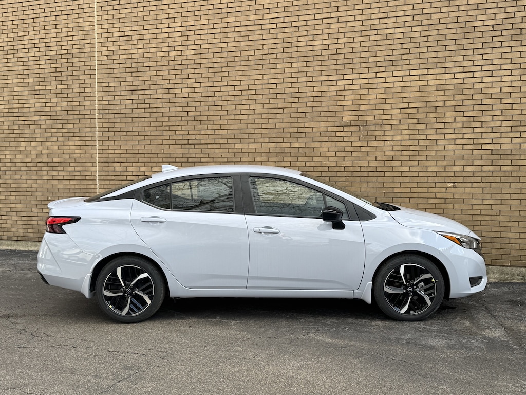 New 2025 Nissan Versa 1.6 SR Sedan