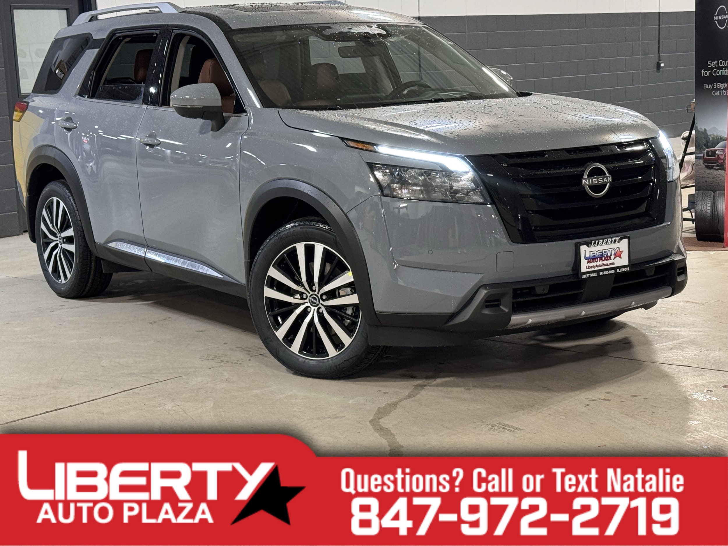 2025 Nissan Pathfinder Platinum's photo