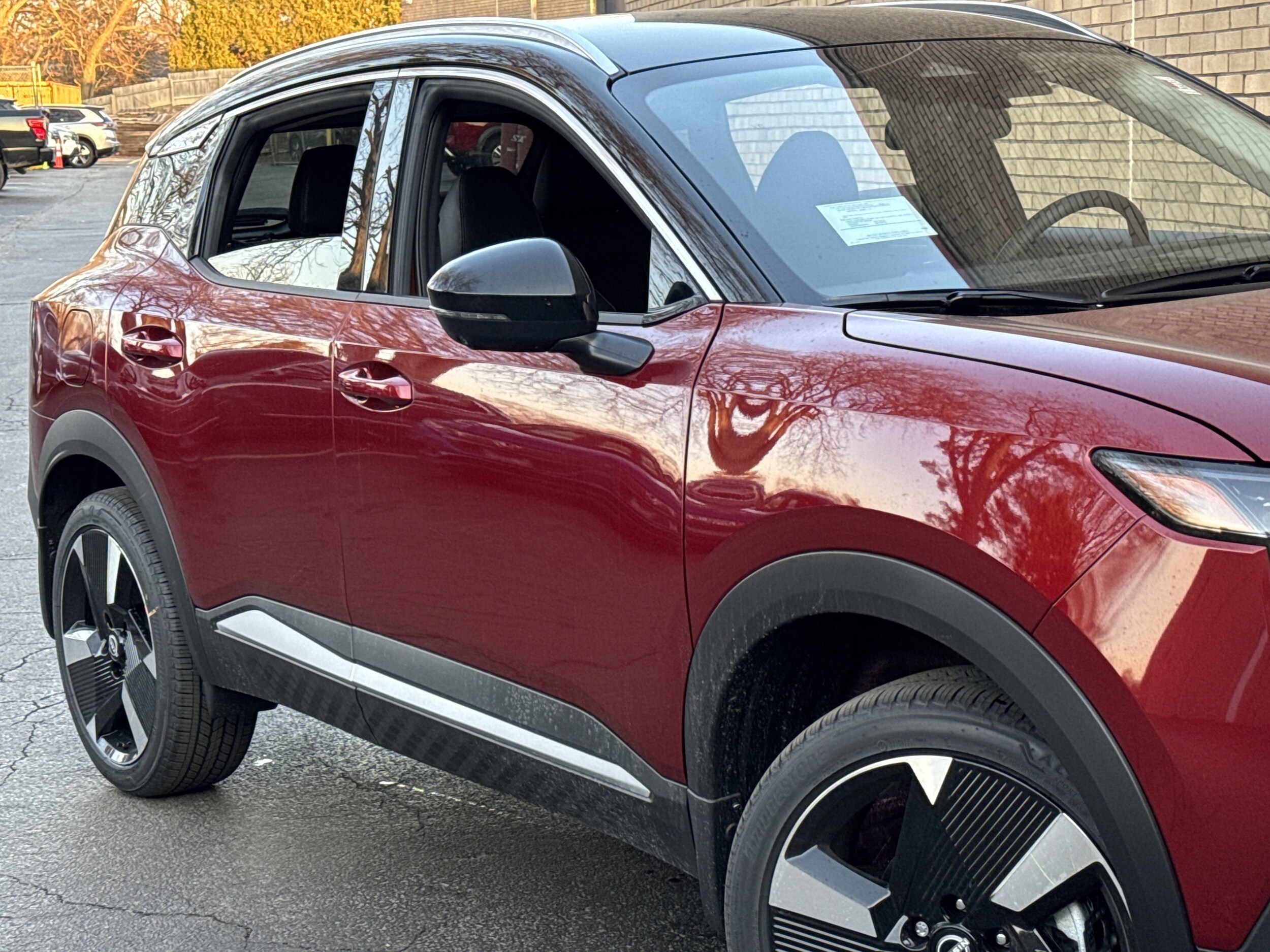 2025 Nissan Kicks SR photo 4