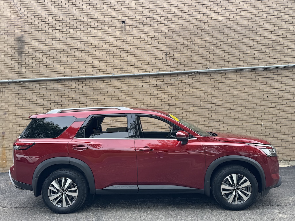 Used 2024 Nissan Pathfinder SL SUV