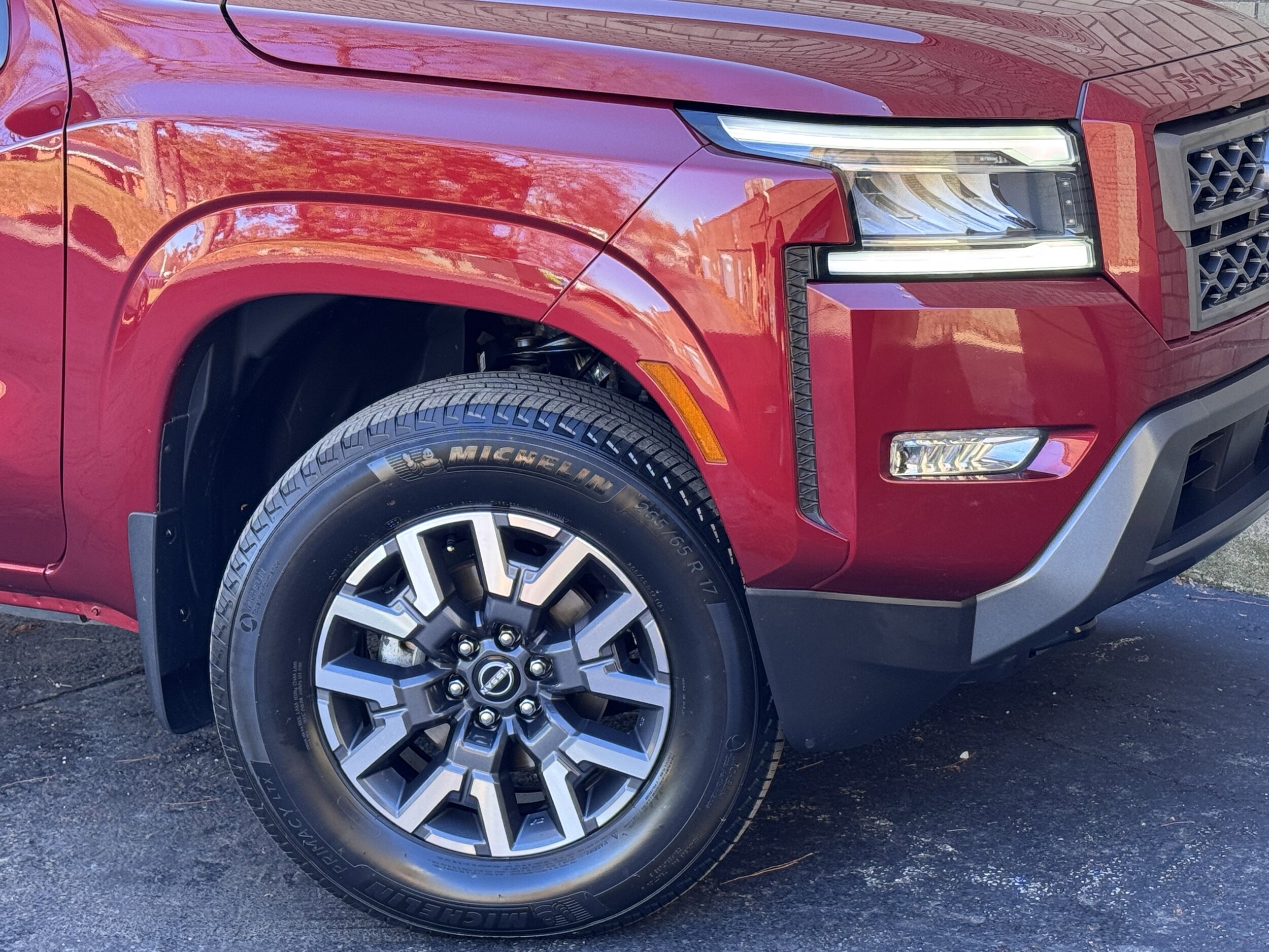 2024 Nissan Frontier SL photo 3