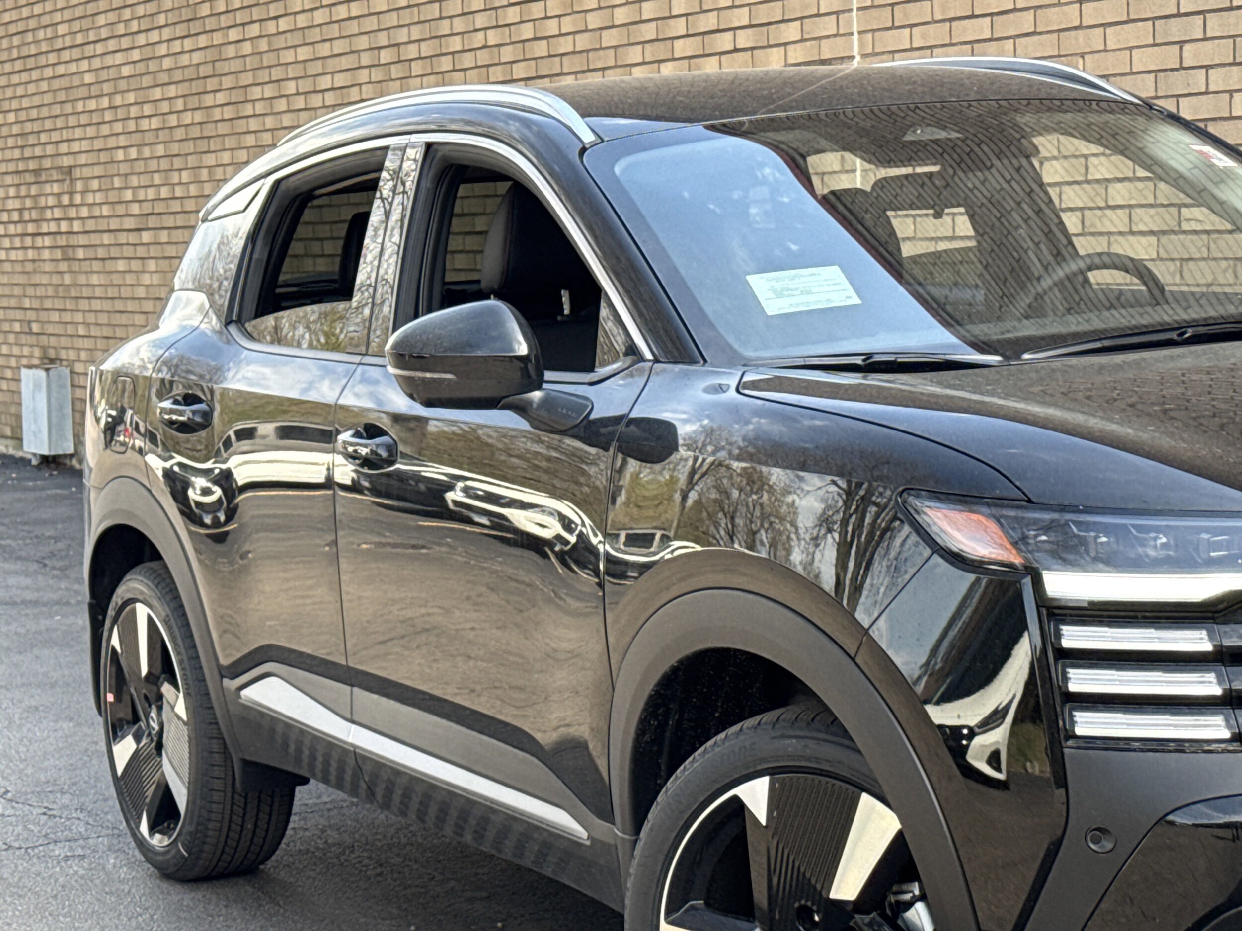 2025 Nissan Kicks SR photo 4