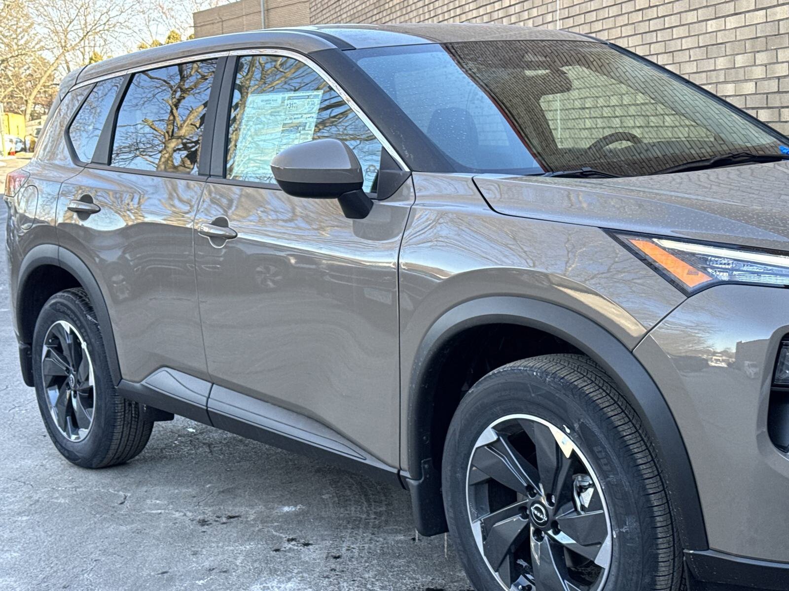 2025 Nissan Rogue SV photo 4