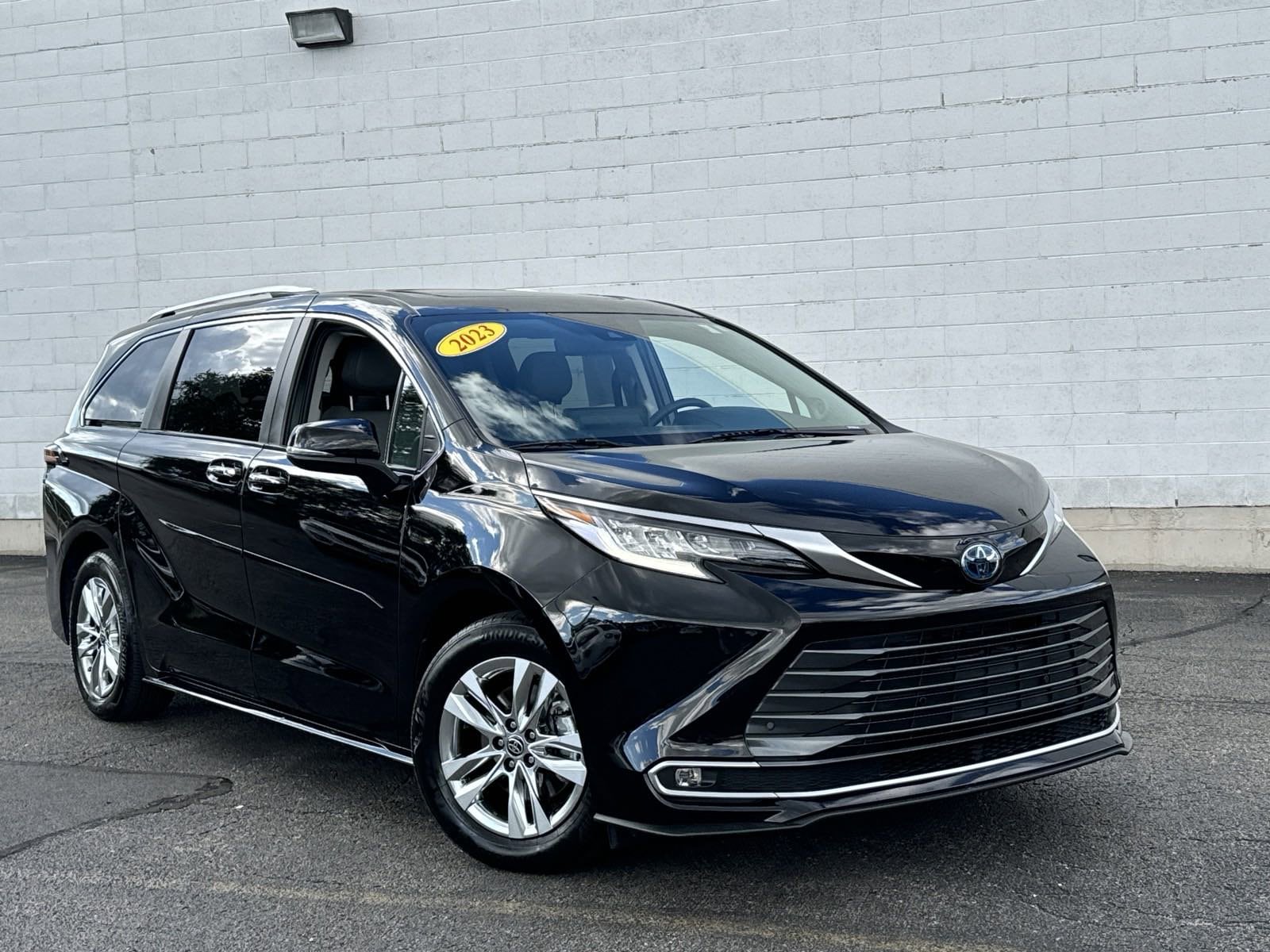 Used 2023 Toyota Sienna Limited with VIN 5TDZRKEC2PS147181 for sale in Libertyville, IL