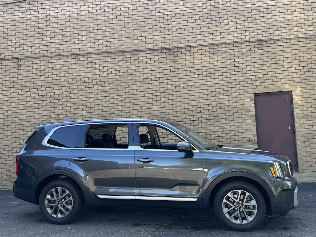 Used 2023 Kia Telluride LX SUV