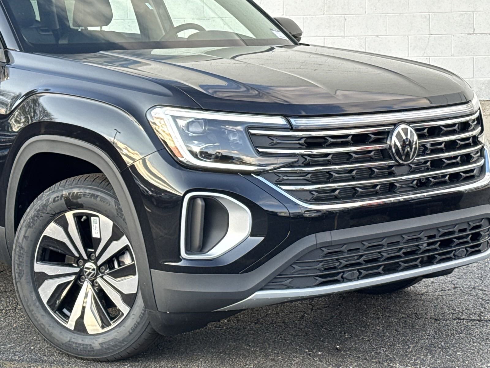 2025 Volkswagen Atlas SE photo 2