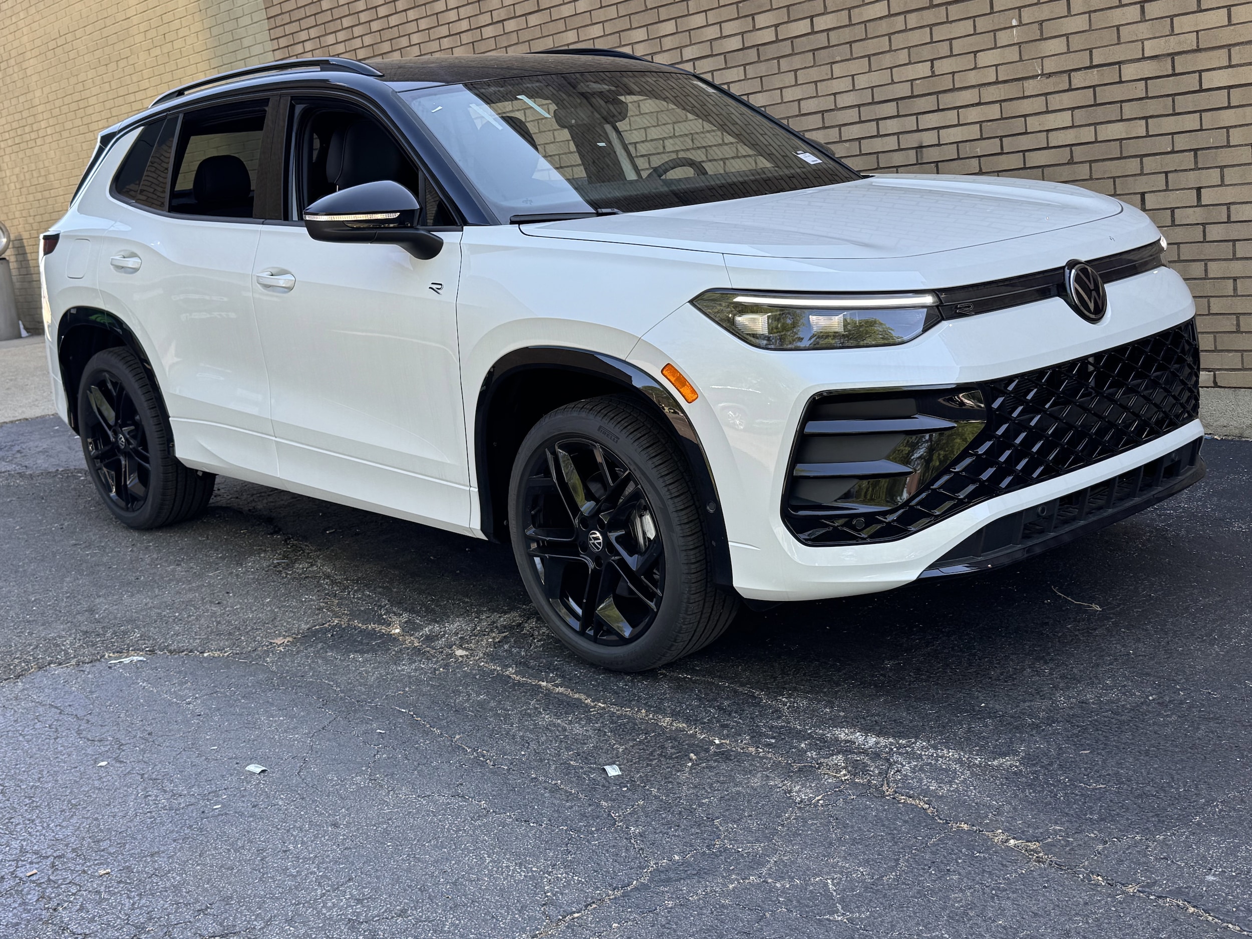 2026 Volkswagen Tiguan 2.0T SE R-Line Black 4Motion's photo